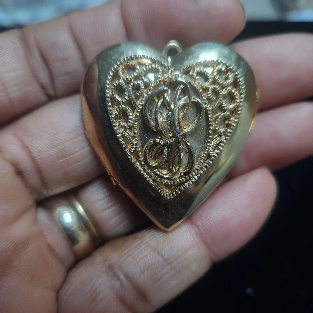 Vintage‎ Gold Tone Filigree Heart Locket Pendant Scroll Design Romantic Jewelry